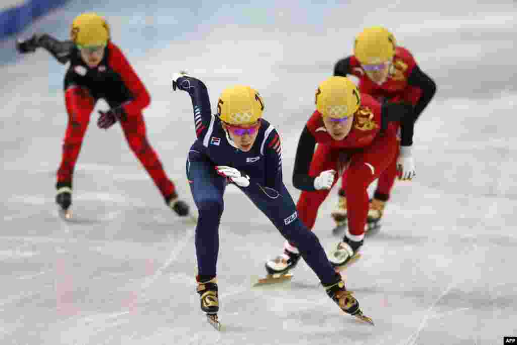 South Korea's Cho Ha-ri (center) competes in the women's short-track 3000-meter relay final. The South Korean team won the gold. (AFP/Adrian Dennis)