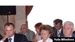 Владимир Воронин (справа) покидает пост президента Молдавии. Политический кризис продолжается?