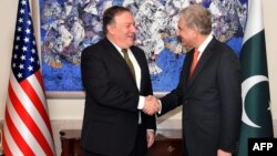 Pakistani Foreign Minister Shah Mahmud Qureshi (right) with meeting with U.S. Secretary of State Mike Pompeo in Islamabad on September 5.