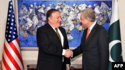 Pakistani Foreign Minister Shah Mahmud Qureshi (right) with meeting with U.S. Secretary of State Mike Pompeo in Islamabad on September 5.