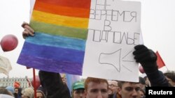 Un activist gay demonstrînd la St. Petersburg