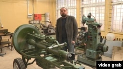 Олексій Гордєєв, заступник генерального директора АО «Завод Маяк» біля міномету «Молот», з якого було зроблено 5 тис. пострілів
