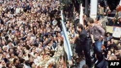 Lider sindikata Solidarnost Leh Valensa obraća se radnicima brodogradilišta "Lenjin" u Gdanjsku, 25. avgust 1980.