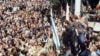 Lider sindikata Solidarnost Leh Valensa obraća se radnicima brodogradilišta "Lenjin" u Gdanjsku, 25. avgust 1980.