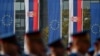 Zastave EU i Srbije u Beogradu pred sastanak predsednika Srbije Aleksandra Vučića i predsednice Evropske komisje Ursule fon der Lajen, 15. oktobar 2025.