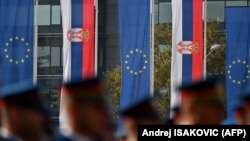 Zastave EU i Srbije u Beogradu pred sastanak predsednika Srbije Aleksandra Vučića i predsednice Evropske komisje Ursule fon der Lajen, 15. oktobar 2025.