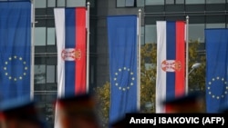 Flamuj të Serbisë dhe BE-së të vedosura në Beograd. Fotografi ilustruese nga arkivi. 