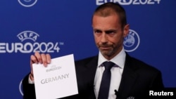UEFA президенті Александер Чеферин жеңімпаз елді жариялап тұр. 27 қыркүйек 2018 жыл. 