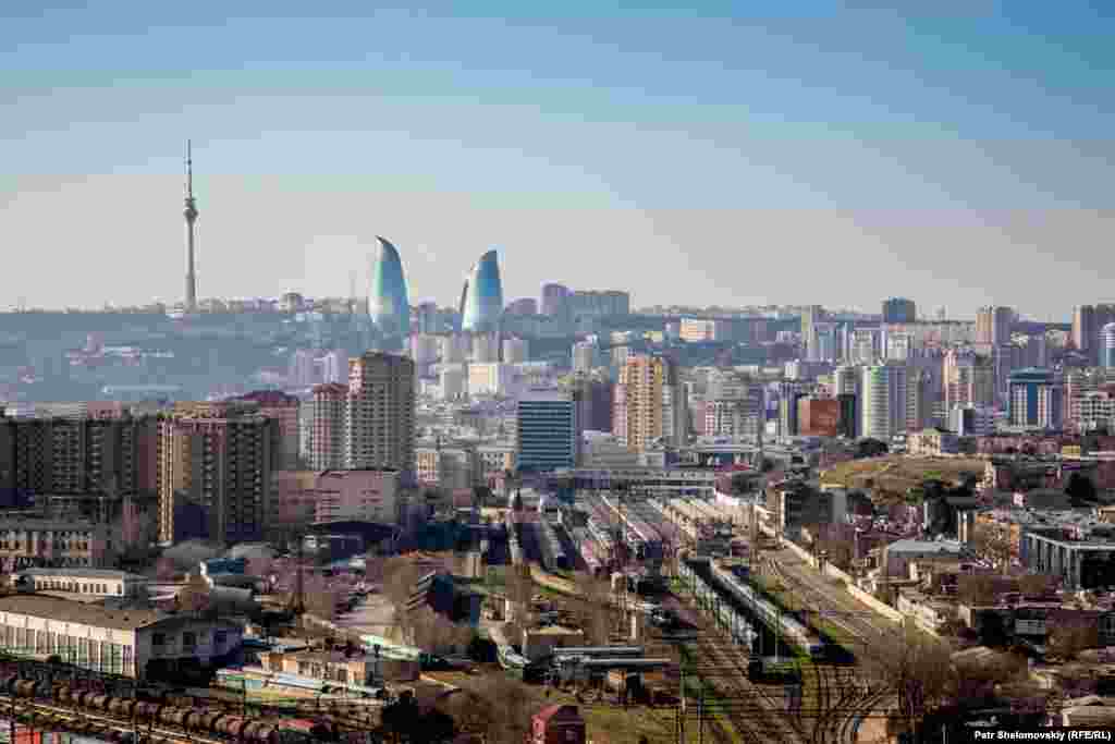 Tikintisi başa çatdırılmamış göydələndən görünən Bakı