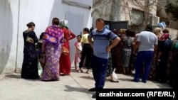 Очереди за продуктами растут и страсти тоже. Толпа перед задней дверью государственного магазина в Туркменистане. Июнь 2020 года.