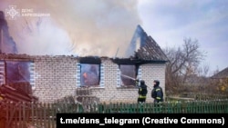 Рятувальники гасять пожежу, що виникла внаслідок російського удару по Харківщині, 7 листопада 2025 року