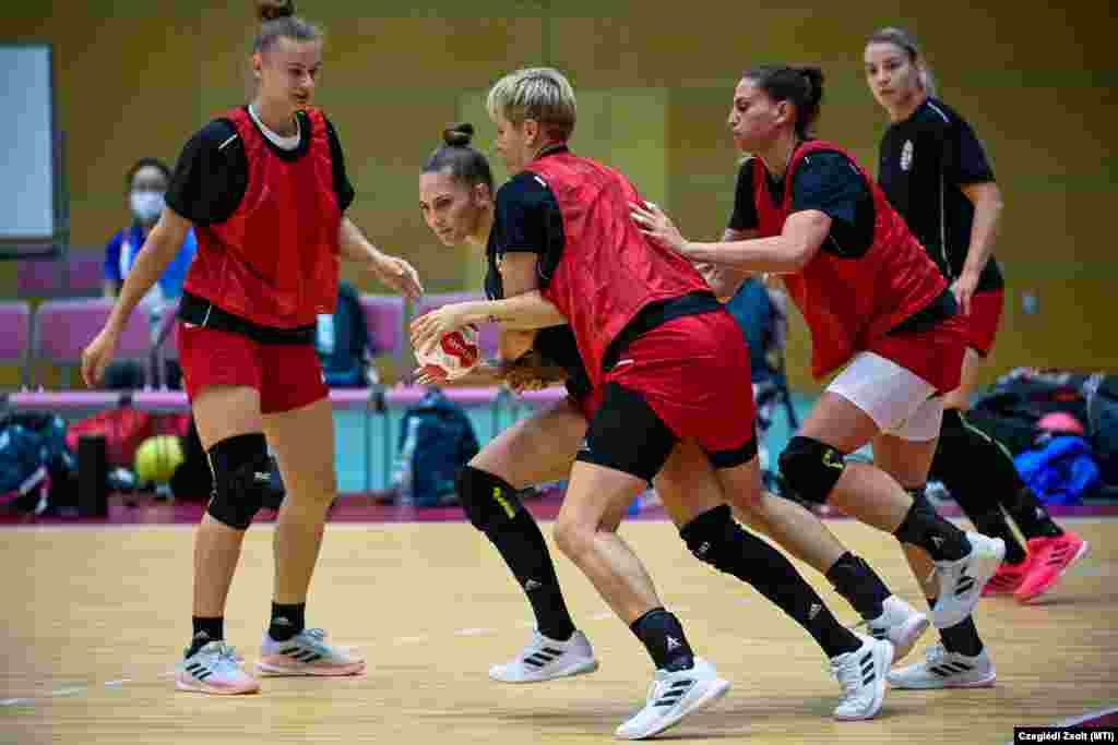 Bordás Réka, Helembai Fanny, Tomori Zsuzsanna, Kiss Nikolett és Háfra Noémi a magyar női kézilabda-válogatott edzésén a Sinagava gimnázium csarnokában Tokióban 2021. július 21-én