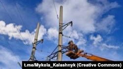 Аварійно-відновлювальні роботи наразі здійснюються там, де це дозволяють безпекові умови, кажуть в «Укренерго» (фото архівне)