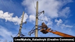 «Енергетики працюють у посиленому режимі, щоб якнайшвидше повернути електропостачання для всіх абонентів», – кажуть у міністерстві