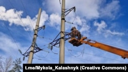 Фахівці обленерго вже працюють над відновлення пошкоджених повітряних ліній електропередачі, заявляє компанія (фото ілюстраційне)