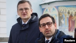 Министр иностранных дел Франции Стефан Сежурное (справа) и его украинский коллега Дмитрий Кулеба, архивное фото