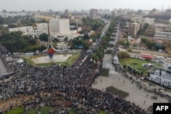 Uzun müddət hakimiyyətdə olan Bəşər əl-Əsədin devrilməsinin ildönümü münasibətilə Suriyanın paytaxtı Dəməşqdə hərbi parad.