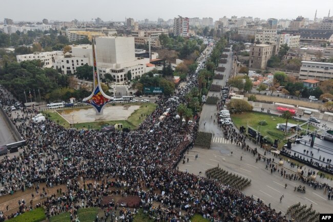 Uzun müddət hakimiyyətdə olan Bəşər əl-Əsədin devrilməsinin ildönümü münasibətilə Suriyanın paytaxtı Dəməşqdə hərbi parad.