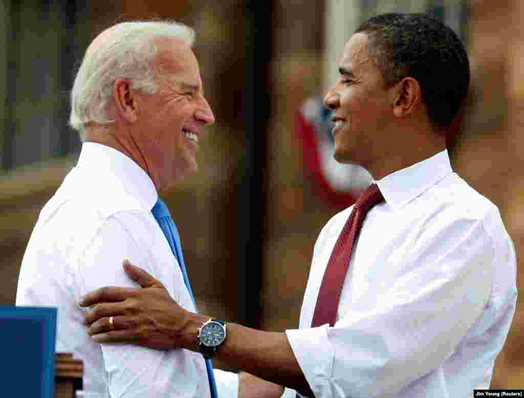 Barack Obama volt amerikai elnök kezet ráz Joe Bidennel, miután bejelentette, hogy az egykori szenátort választotta alelnök-jelöltnek a 2008-as választáson.