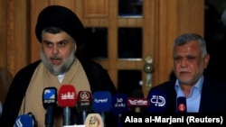 Moqtada al-Sadr (solda) və Hadi al-Amiri