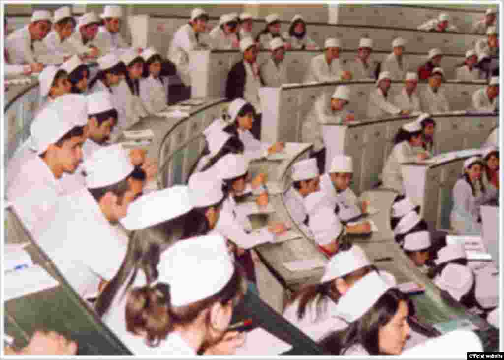 Азэрбайджан, Баку: на лекцыі ў мэдычным інстытуце.