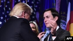 Donald Trump (majtas) gjatë një tkaimi me dhëndërin e tij Kushner