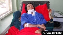 علی اصغر ژورنالست افغان که در هرات مورد حمله قرار گرفت و زخمی شد