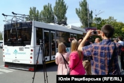 Зеленський із Бондаренком поїхали з аеропорту на гібридному тролейбусі