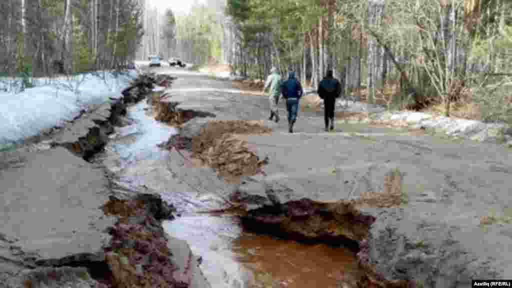 Сели 6. Васисс наводнение. Поток воды на дорогу паводок. Закрытие дороги в весенний период Тарский район. Воды потоки пробьются.