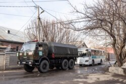 Полицейская техника в поселке Заря Востока. Алматы, 8 февраля 2020 года.