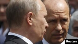 Orsýetiň prezidenti W.Putin (ç) we Federal howpsuzlyk gullugynyň ýolbaşçysy A. Bortnikow (s) 