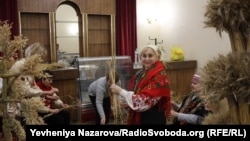 Запорізькі волонтери роблять триметровий дідух