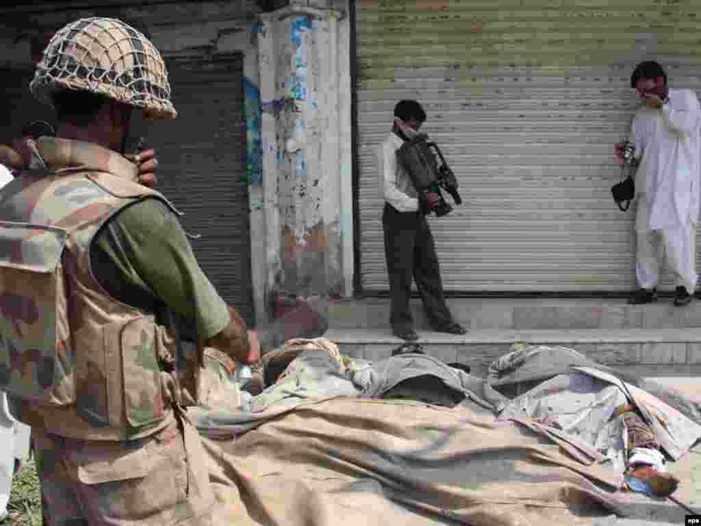 Talibani? - Pakistan - Vojnik čuva tela navodno talibanskih militanata koji su ubijeni u operaciji u Kabalu, 11. avgusta. 