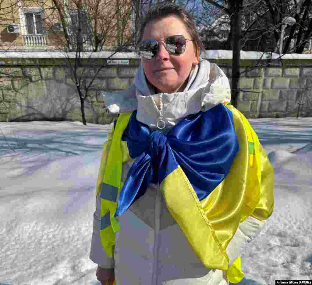 Iulia a venit în România înainte de 24 februarie 2022 pentru că soțul ei obținuse un job la București. Apoi, când a început războiul, părinții ei și toți copiii din familia lor au venit și ei la București.„Situația din Ucraina este îngrozitoare. Oamenii mor în fiecare zi”, spune Iulia.„Timpul e împotriva Ucrainei. Acolo e o tortură permanentă pentru mai mult de 40 de milioane de oameni”, a mai spus Iulia.