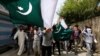 Etirazçılar Kəşmirdə Pakistan bayrağı dalğalandırır