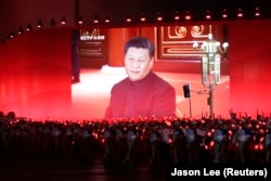Președintele chinezi, Xi Jinping, pe un ecran uriaș la aniversarea înființării Republicii Populare Chineze