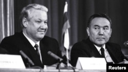Президент России Борис Ельцин (слева) и президент Казахстана Нурсултан Назарбаев на пресс-конференции после встречи глав 11 бывших союзных республик, на которой было образовано Содружество Независимых Государств (СНГ). Алма-Ата, 21 декабря 1991 года