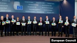 Європейські міністри закордонних справ тримають портрет української льотчиці Надії Савченко. Брюссель, 9 лютого 2015 року