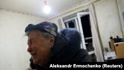 Donetskdə evi ziyan görmüş qadın, 5 noyabr, 2017-ci il