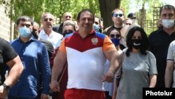 Armenia -- Prosperous Armenia Party leader Gagik Tsarukian (C) emerges from his villa in Arinj after it was raided by security forces, Jne 14, 2020.