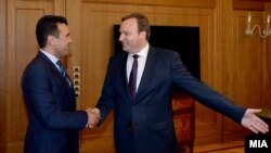 Поранешниот премиер Емил Димитриев му ја предаде функцијата претседател на Владата на Република Македонија на премиерот Зоран Заев.