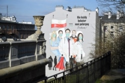 Мурал на стене здания в Варшаве: "Не все супергерои носят маски. Спасибо вам!"
