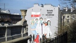 Mural na kojem piše "Nisu svi superheroji nosili ogrtače, hvala!", Varšava, 1 april 2020.