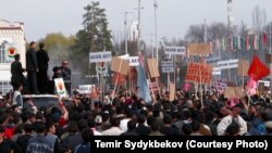 Акция протеста в Бишкеке. 24 марта 2005 года.