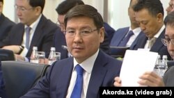 Аскар Жумагалиев на одном из заседаний правительства. 30 января 2019 года.