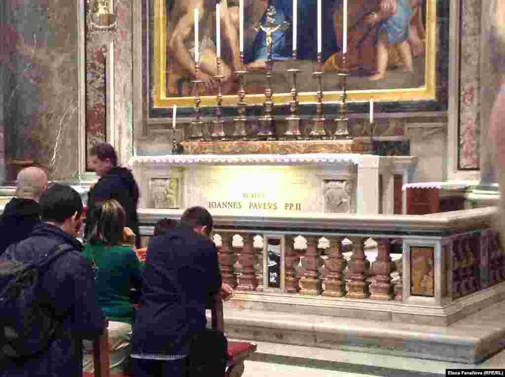 Люди молятся блаженному Иоанну Павлу II в Соборе Св.Петра