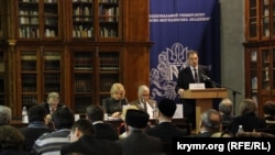 Участники конференции "Украинский путь в обеспечении прав крымскотатарского народа"