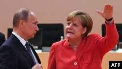 Владимир Путин и Ангела Меркель на саммите G20 в Гамбурге 7 июля 2017 г. 