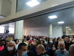 Grumbuj njerëzish në një qendër votimi në Mitrovicë të Veriut.