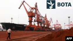 Dheu, që përmban elemente të ndryshëm të mineraleve të rralla të tokës, i grumbulluar për t'u ngarkuar në një anije në një port në Kinë.